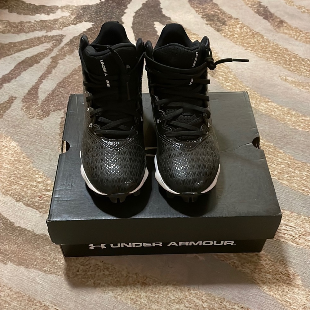 Youth boys Under Armour Football Cleats size 2Y